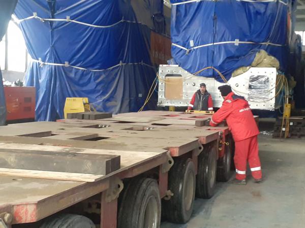 21 ədəd 302 tonluq mühərriklərin, 7 ədəd 100 tonluq transformatorların və 21 ədəd 77 tonluq generatorların sürüşdürülməsi və yüklənməsi