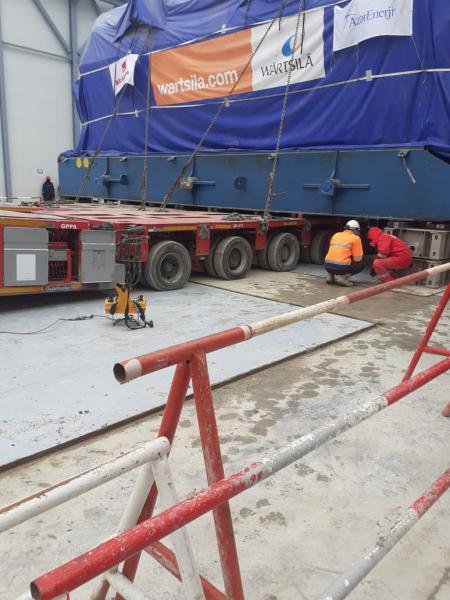 21 ədəd 302 tonluq mühərriklərin, 7 ədəd 100 tonluq transformatorların və 21 ədəd 77 tonluq generatorların boşaldılması və montajı